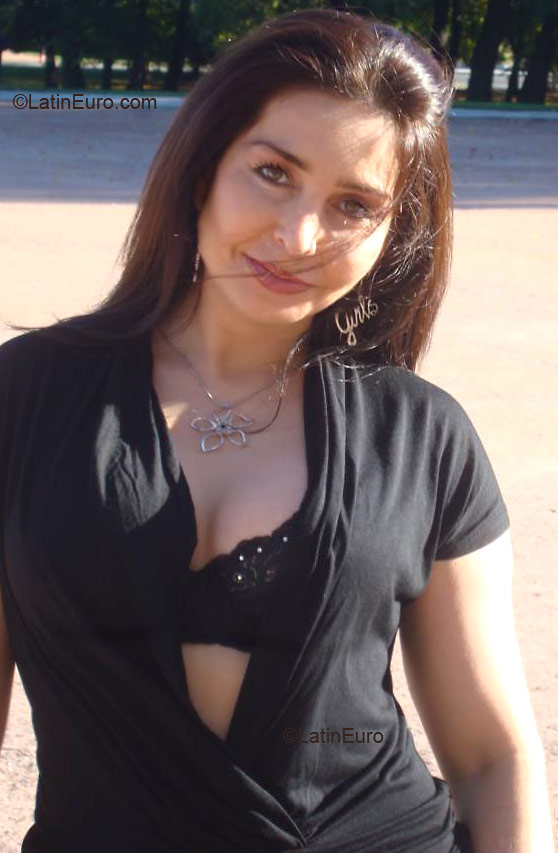 Date this sultry Brazil girl Cristiana from Tres Coracoes BR3851