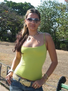 Date this nice looking United States girl Roxiiy305 from Miami US6232
