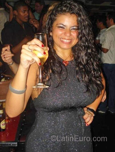 Date this nice looking Brazil girl Tainaalinne from Rio De Janeiro BR3309