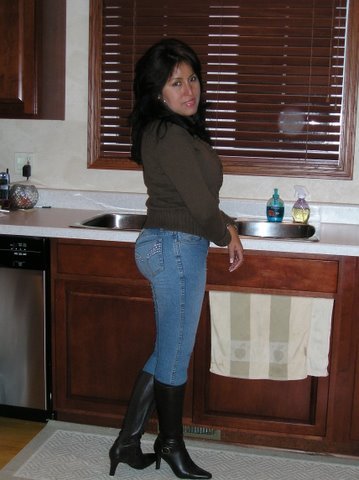 Date this funny United States girl Cecilia from Phoenix US8346