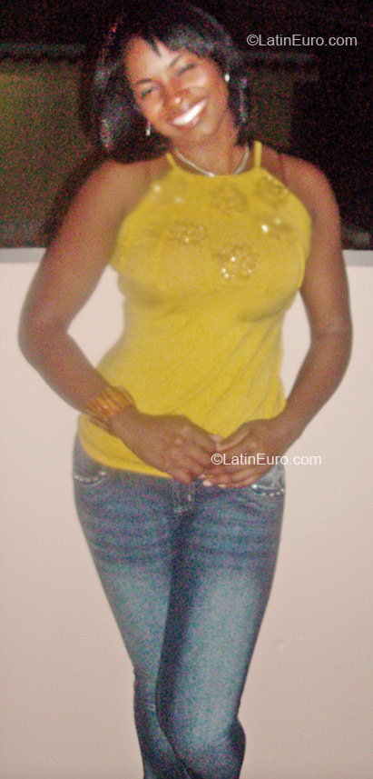Date this happy Dominican Republic girl Angela from Santo Domingo DO6721