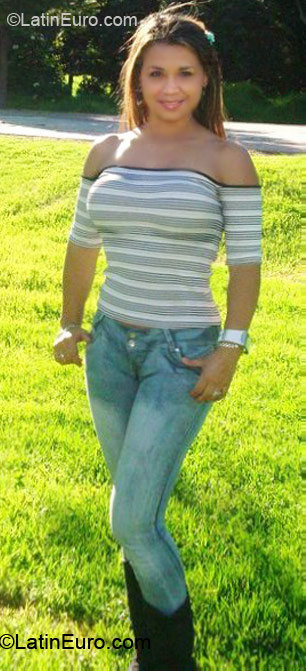Date this hot Colombia girl Yesenia from Bogota CO6487