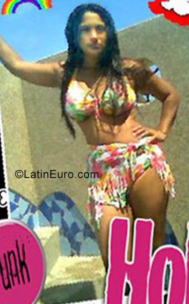 Date this happy Ecuador girl Yenny from Guayaquil EC81