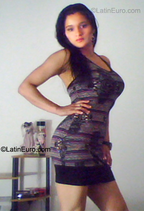 Date this foxy Colombia girl Xiomara from Medellin CO8042