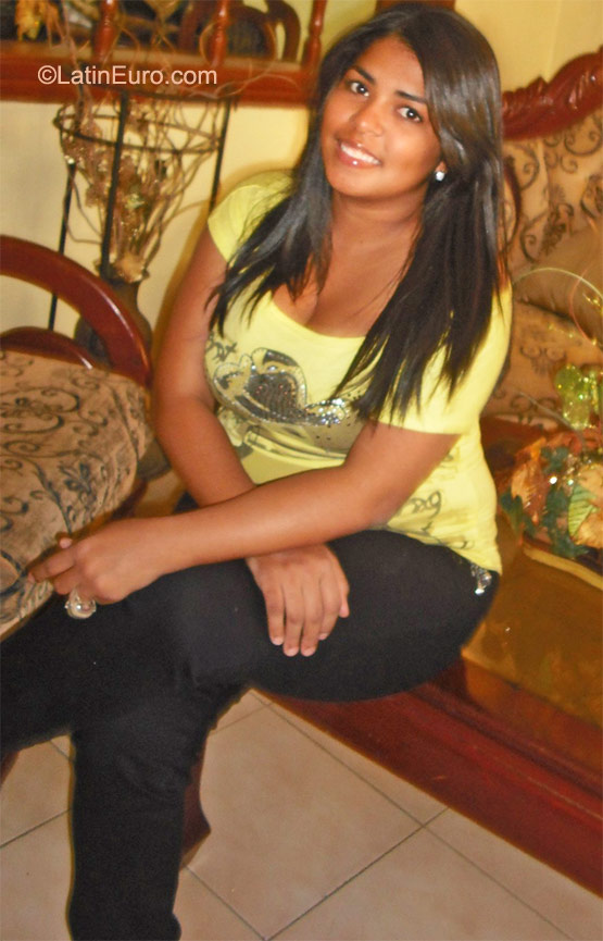 Date this stunning Dominican Republic girl Yinnette from La Vega DO9524