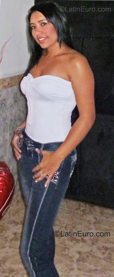 Date this charming Colombia girl Leslie from Buga CO8222