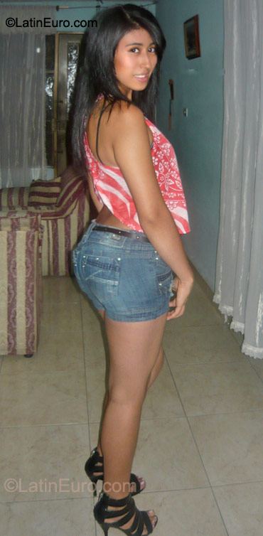 Date this happy Colombia girl Yurani from Cali CO8283