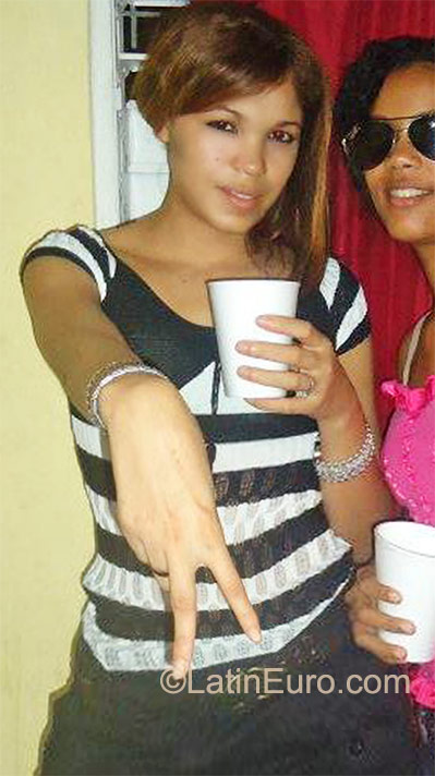 Date this hard body Dominican Republic girl Estefani from Santo Domingo DO9965