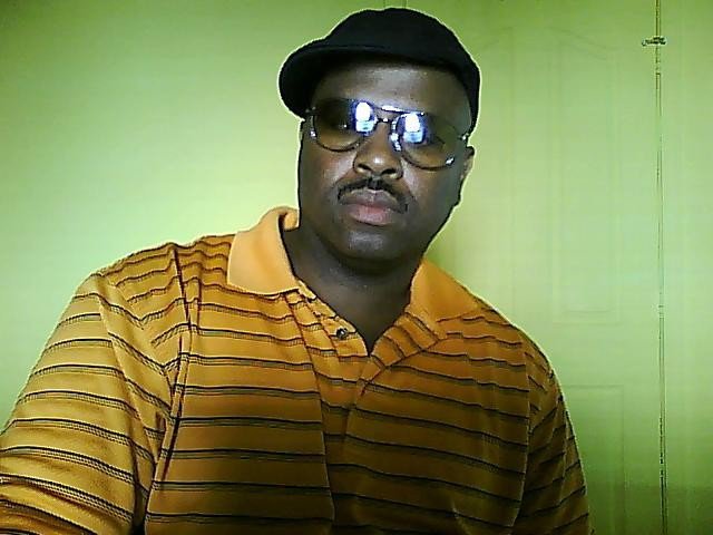Date this happy United States man Phat from Charlotte US11941