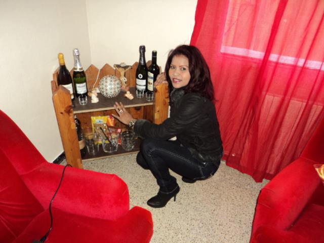 Date this attractive Spain girl Yannette from Sevilla ES221