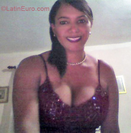 Date this good-looking Dominican Republic girl Yully from Santo Domingo DO10133