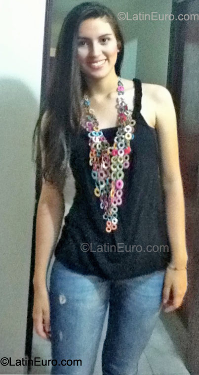 Date this attractive Colombia girl Angie from Barranquilla CO9170