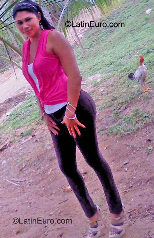 Date this exotic Honduras girl Julissa Dunia from Trujillo HN569