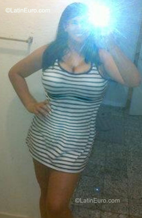 Date this nice looking Colombia girl Velena from Santo Domingo CO9497
