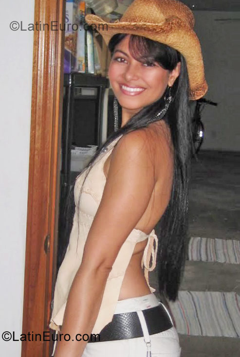 Date this sensual Brazil girl Viviany from Medina BR6396