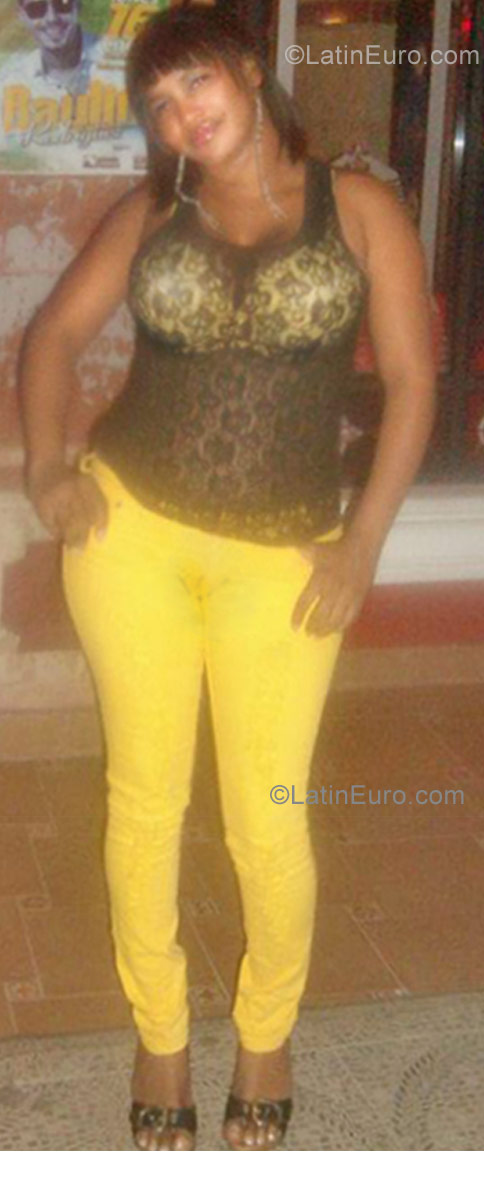 Date this good-looking Dominican Republic girl Angela from Santiago DO10524