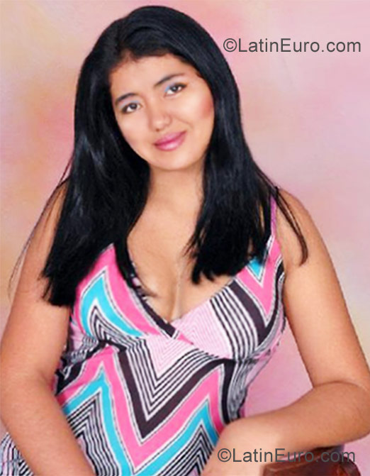 Date this attractive Colombia girl Lunita from Cali CO9616