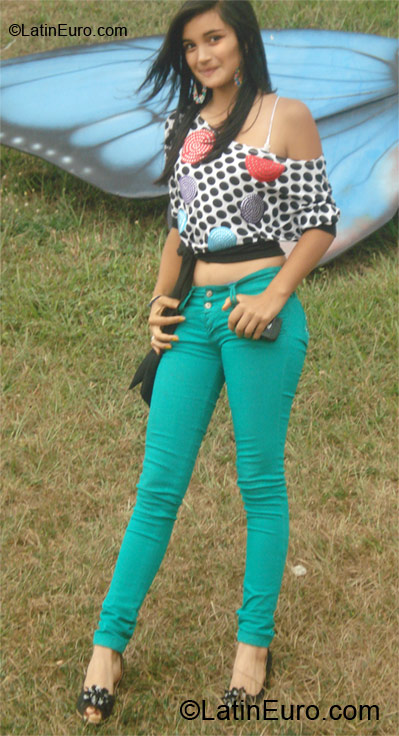 Date this happy Colombia girl Alejhandra from Bogota CO9743
