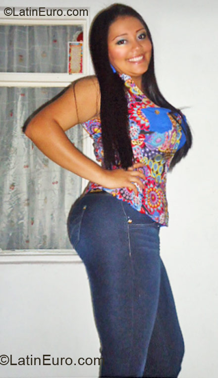 Date this delightful Colombia girl Andrea from Cali CO9774