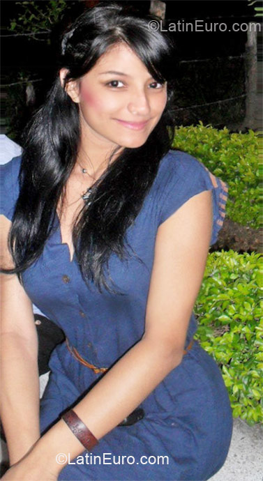 Date this happy Colombia girl Johana from Cali CO9919