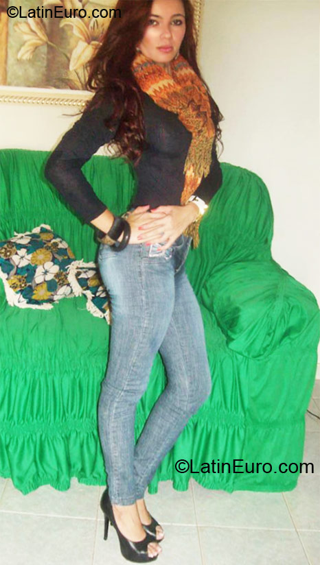 Date this nice looking Brazil girl Anna Paula from Brasilia BR6650