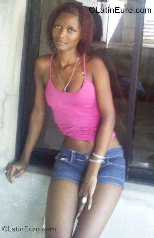 Date this foxy Dominican Republic girl Grasel from Santo Domingo DO11135