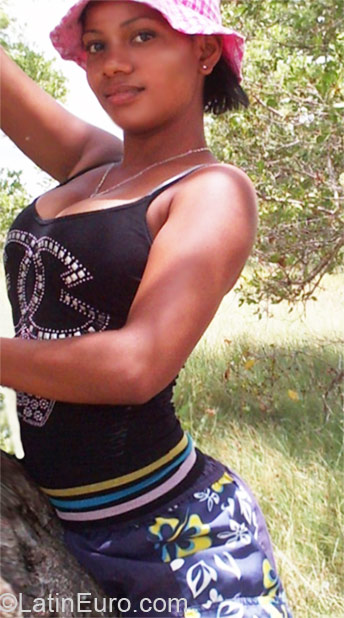 Date this young Dominican Republic girl Maria Elena from Santiago DO11186