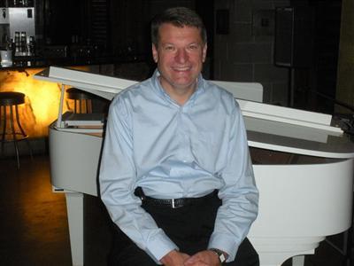 Date this young United States man Martinglo from Springs US13016