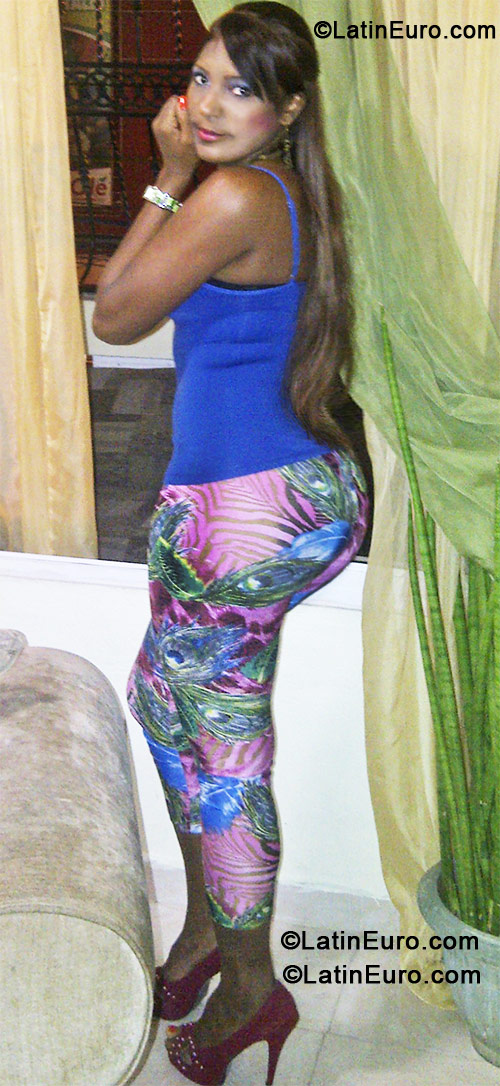 Date this attractive Dominican Republic girl Perla from Santo Domingo DO11327