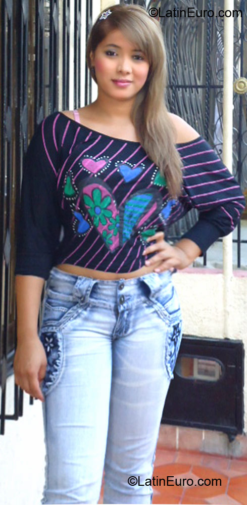 Date this attractive Colombia girl Angie from Cali CO10694