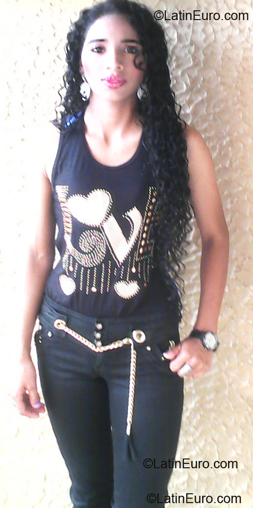 Date this foxy Colombia girl Diana from Armenia CO10695