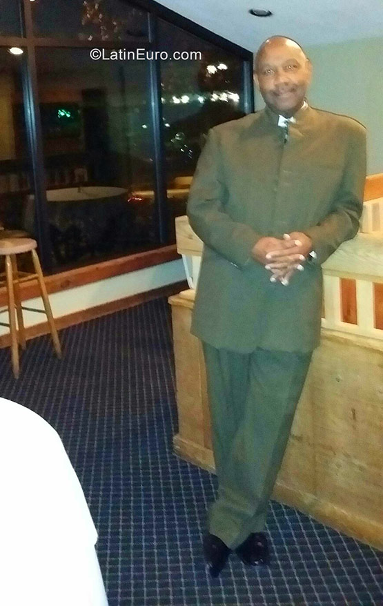 Date this happy United States man Roland from New Britain US13251