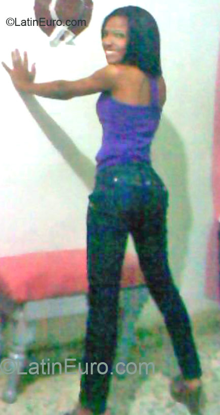 Date this foxy Dominican Republic girl Anyelis from Santiago DO11873