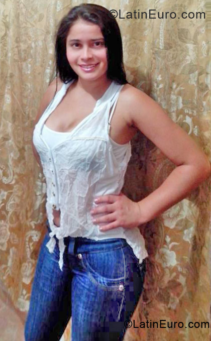 Date this sensual Colombia girl Nikol from Cali CO11369