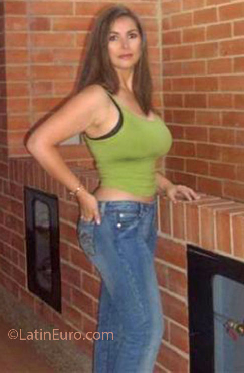Date this good-looking Colombia girl Ruth from Bogota CO19126