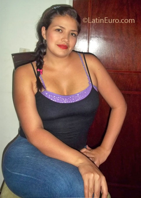 Date this georgeous Colombia girl Manuela from Armenia CO11979