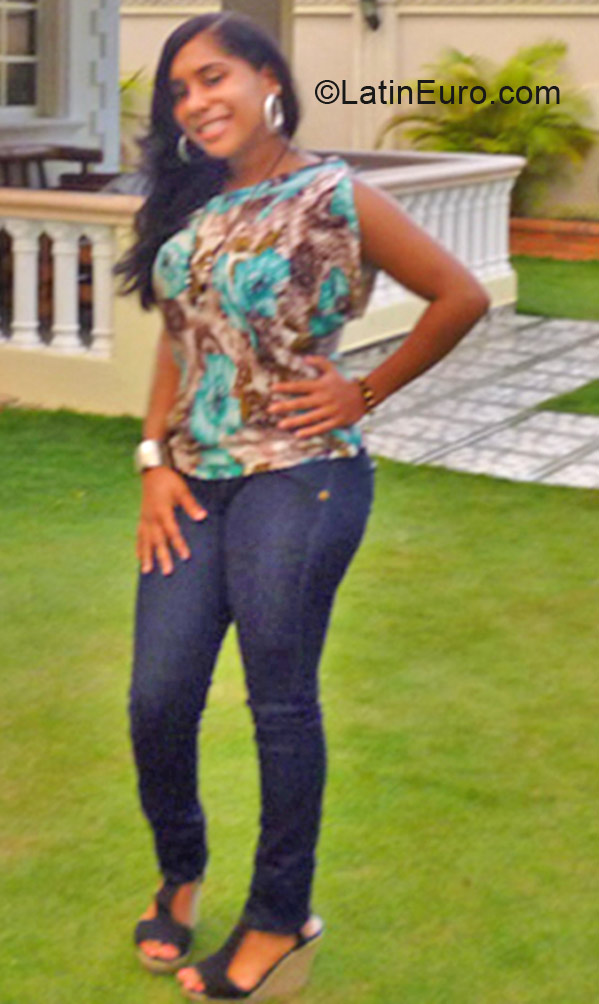 Date this happy Dominican Republic girl Indiana from Santo Domingo DO16499
