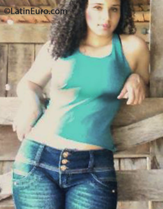 Date this charming Brazil girl Pamela from Birigui BR7928