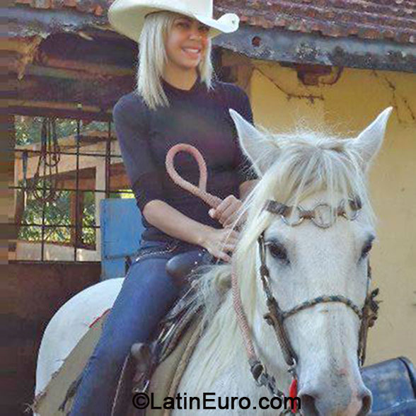 Date this attractive Brazil girl Lucinea from Sao Paulo BR8378