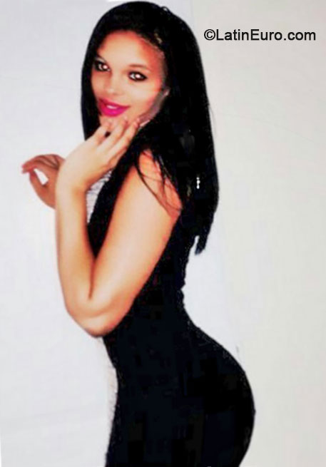 Date this nice looking Dominican Republic girl Liliana from Santo Domingo DO18268