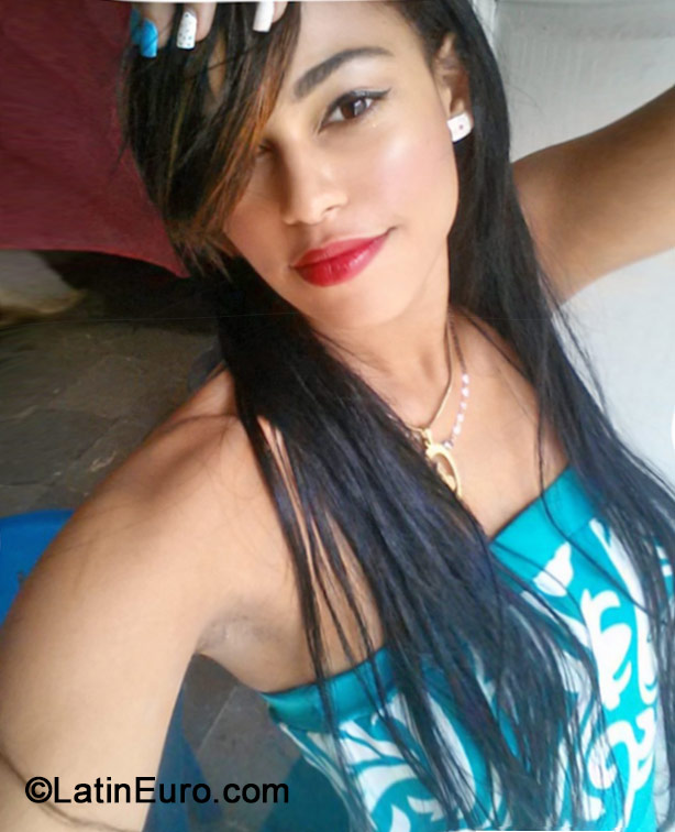 Date this happy Dominican Republic girl Alfa from Santo Domingo DO19462