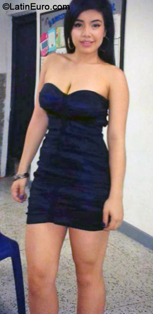 Date this good-looking Colombia girl Natalia from Armenia CO16134