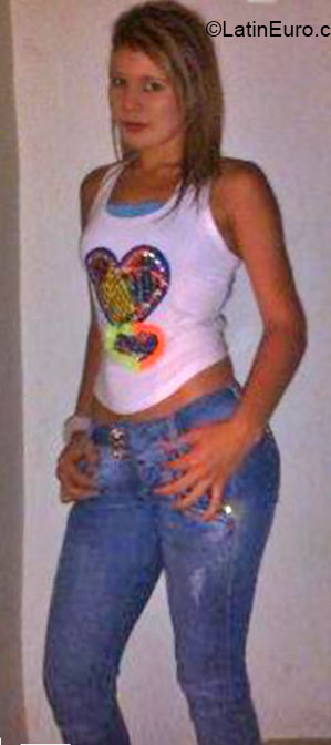 Date this lovely Colombia girl Maryuri from Cali CO16334