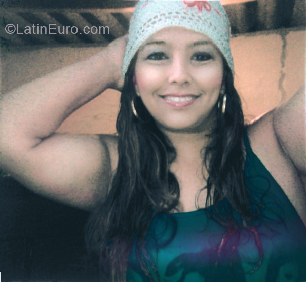 Date this attractive Colombia girl Rosa from Cali CO24464