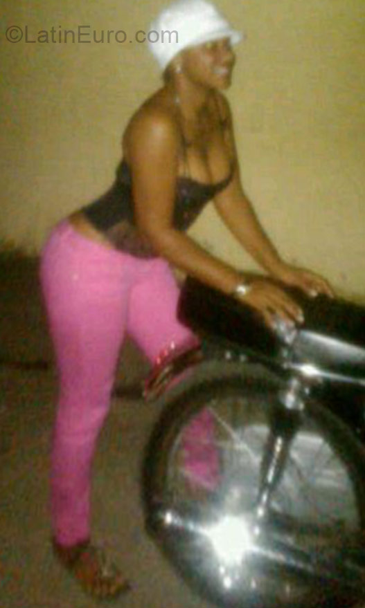 Date this delightful Dominican Republic girl Issa from La Vega DO21057