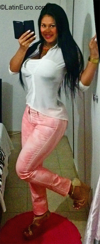 Date this attractive Colombia girl Paola from Cali CO16951