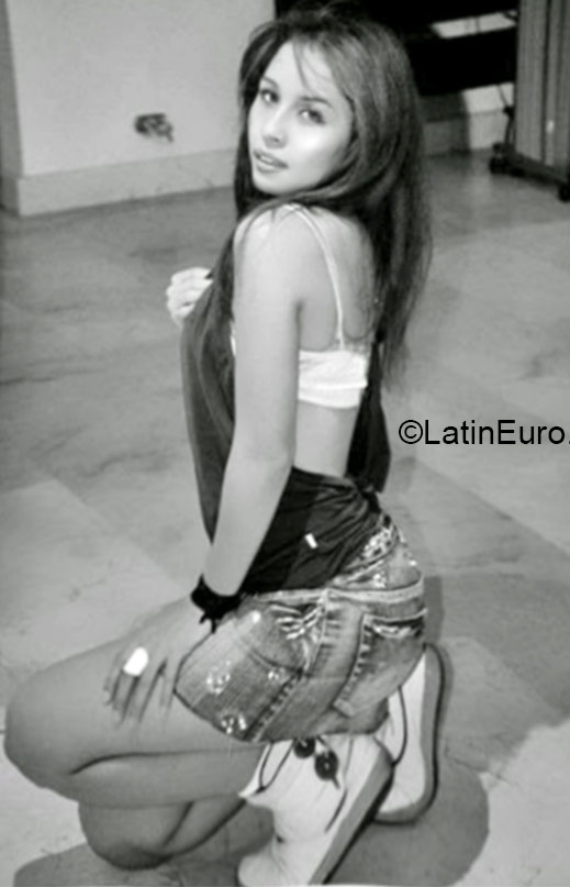 Date this foxy Colombia girl Deyi from Medellin CO17149