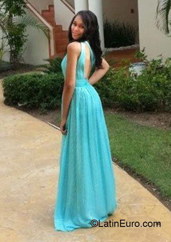 Date this nice looking Dominican Republic girl Wiki from Santo Domingo DO22935