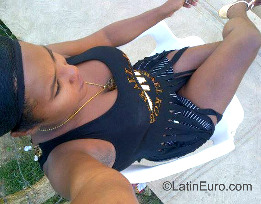 Date this exotic Dominican Republic girl Dahiana from Santo Domingo DO22890