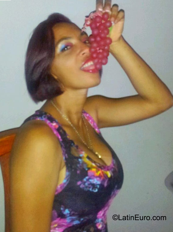 Date this charming Dominican Republic girl Leonidia from Santiago DO22915